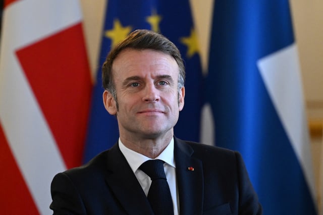 Emmanuel Macron se prépare pour une réunion plénière lors d’un sommet qui se tient à Londres le 2 mars 2025.