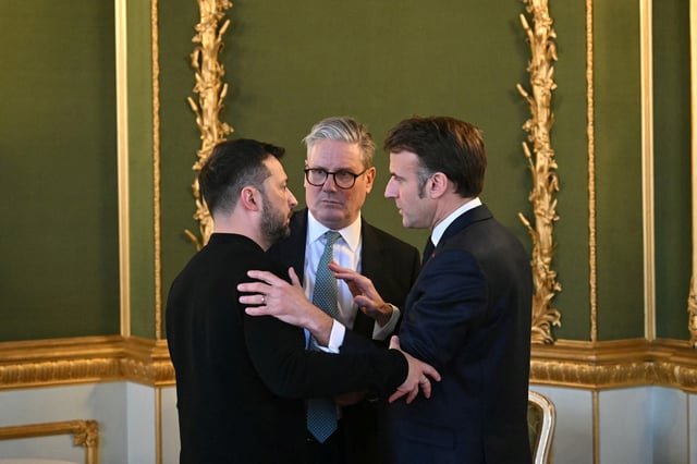 Volodymyr Zelensky, Keir Starmer et Emmanuel Macron après avoir tenu une réunion lors d’un sommet à Lancaster House dans le centre de Londres, en Grande-Bretagne, le 2 mars 2025.