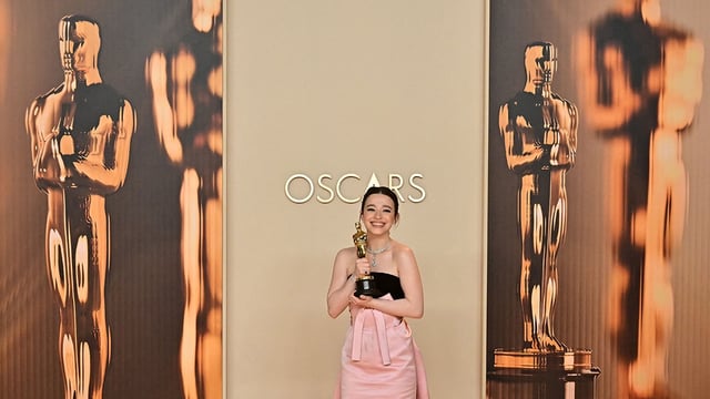 Mikey Madison poses with the Oscar for Best Actress in a Leading Role for "Anora"