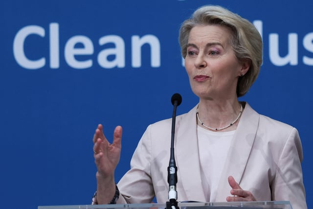 «Les objectifs restent les mêmes, mais cela signifie plus de flexibilité pour l’industrie», a déclaré Ursula von der Leyen.