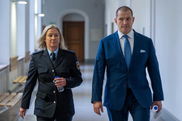 Oktober 2024: Claudia Pechstein mit ihrem Lebensgefährten Matthias Große auf dem Weg zum Gerichtssaal