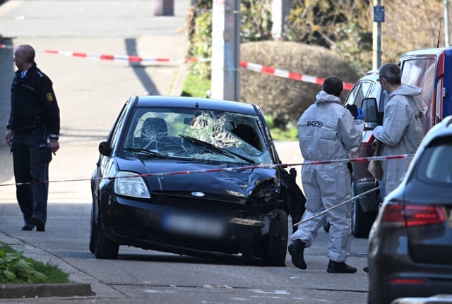 Mit diesem blauen Ford Fiesta fuhr Alexander S. in Mannheim gezielt Menschen tot.