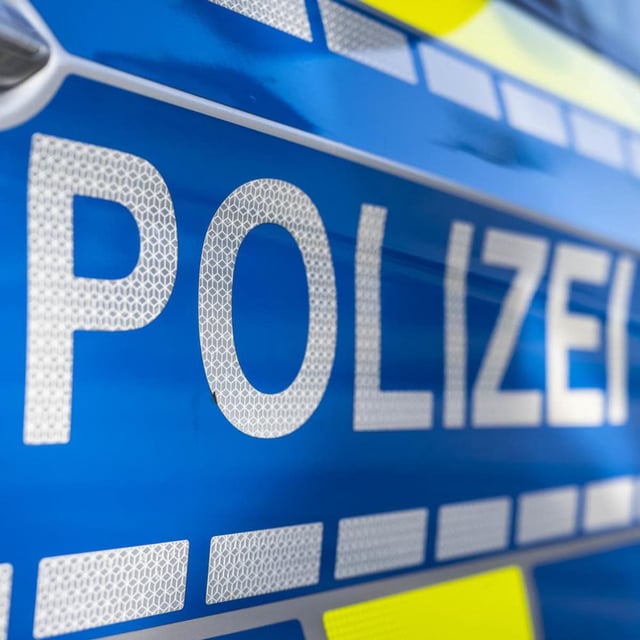 Der Schriftzug „Polizei“ ist auf einem Einsatzfahrzeug zu lesen (Symbolbild)