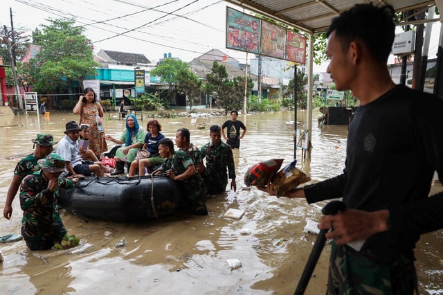 Indonesian military officers evacuate residents as floods hit the residential area following heavy rains in Bekasi, on the outskirts of Jakarta, Indonesia, March 4, 2025. REUTERS/Ajeng Dinar Ulfiana
