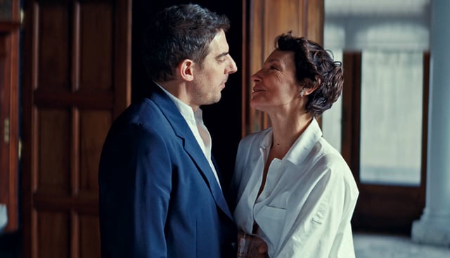 Une liaison très singulière se noue entre deux inconnus a priori à des années-lumière l’un de l’autre.