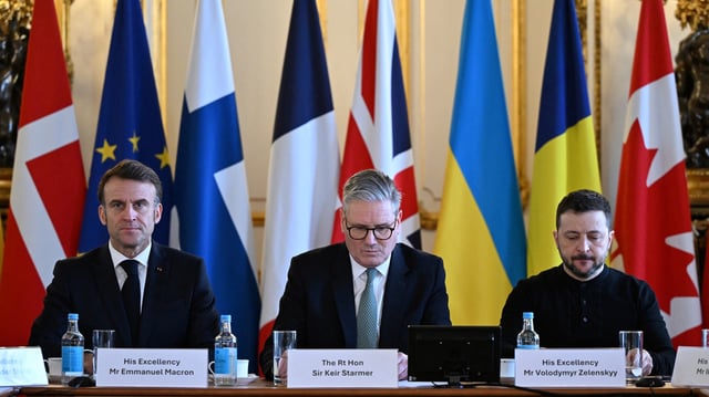 Volodymur Zelensky aux côtés de Keir Starmer et d’Emmanuel Macron, à Londres, dimanche 2 mars.