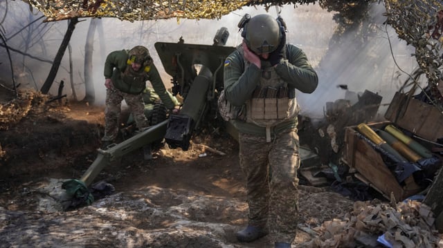 Des militaires de la 14e brigade d’assaut Chervona Kalyna de la Garde nationale sur le front, près de Pokrovsk (Donetsk), lundi.
