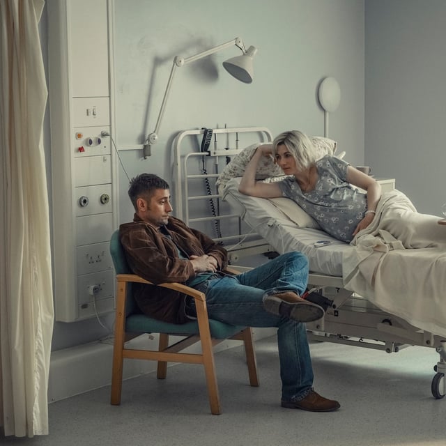 Toxic Town Season 1. (L to R) Michael Socha as Peter, Jodie Whittaker as Susan in Episode 1 of Toxic Town. Cr. Ben Blackall/Netflix © 2024.