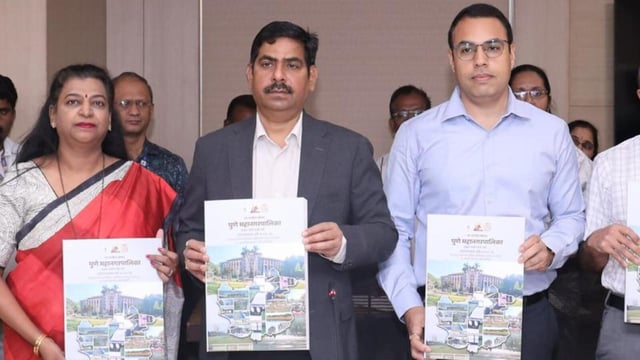 Although PMC has fallen well short of its revenue target of ₹11,601 crore for 2024-25, the civic body has proposed a budget of ₹12,618 for 2025-26, an increase of ₹1,000 crore over last year’s budget. Municipal commissioner Rajendra Bhosale (C) presented the budget for the fiscal year 2025-26 on Tuesday. (HT)