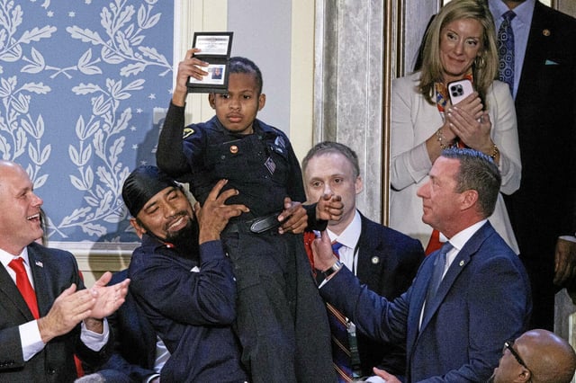 DJ Daniel, un adolescent de 13 ans atteint d'un cancer au cerveau, a été nommé par Donald Trump comme membre honoraire du Secret service, le 4 mars 2025.
