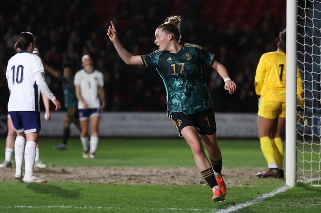 Alara Sehitler feiert im U23-Länderspiel einen Torerfolg gegen England