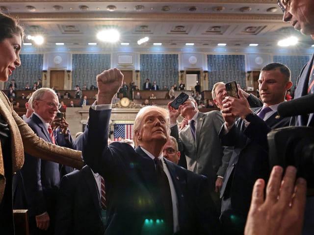 US-Präsident Donald Trump verlässt nach einer Rede bei einer gemeinsamen Sitzung des Kongresses im Kapitol in Washington den Plenarsaal.
