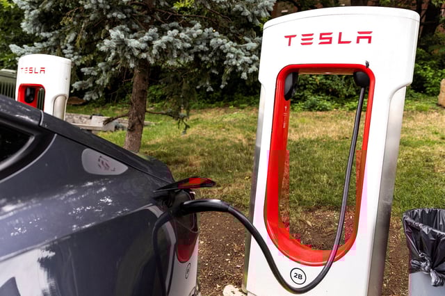 A Tesla electric vehicle uses a supercharging station in Union City, New Jersey, U.S., July 23, 2024.  REUTERS/Eduardo Munoz/File Photo
