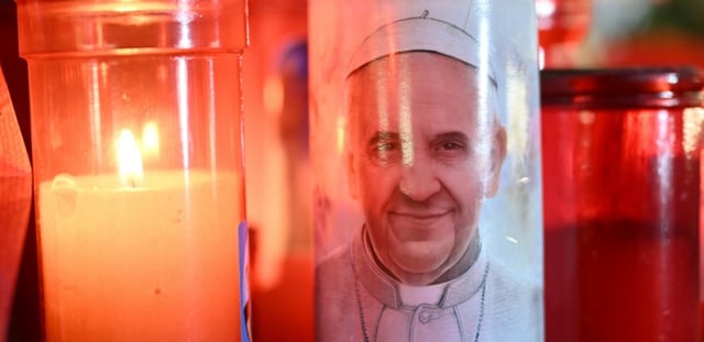Des bougies allumées devant l'hôpital Gemelli à Rome où le pape François est hospitalisé, le 4 mars 2025