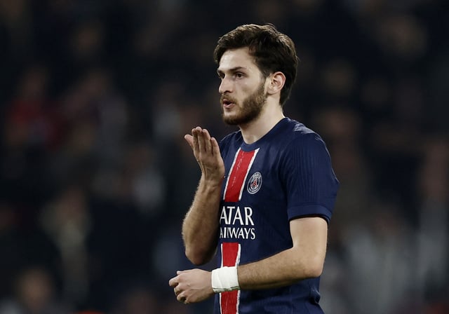 Kvaratskhelia est titulaire face à Liverpool.