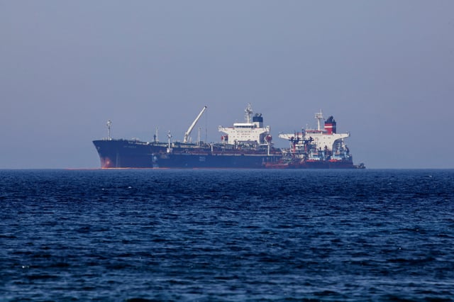 The Liberian-flagged oil tanker Ice Energy transfers crude oil from the Iranian-flagged oil tanker Lana (former Pegas), off the shore of Karystos, on the Island of Evia, Greece, May 26, 2022. REUTERS/Costas Baltas/File Photo