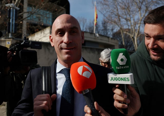 Soccer Football - Luis Rubiales faces examination during trial - National Court, Madrid, Spain - February 14, 2025 Luis Rubiales with members of the media as he leaves the court REUTERS/Violeta Santos Moura/File Photo
