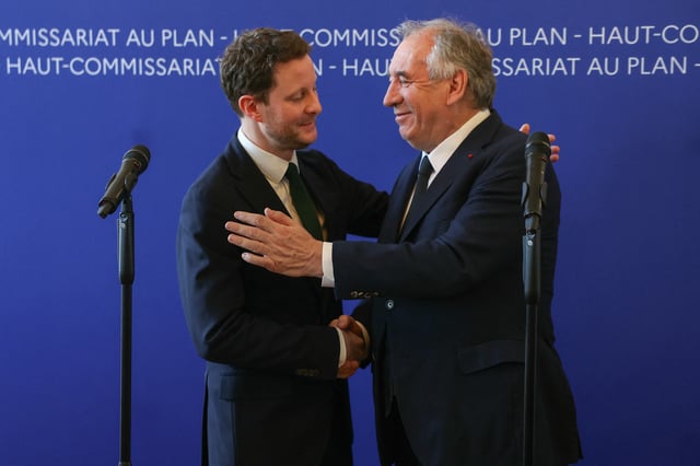 Clément Beaune et François Bayrou lors de leur «passation de devoirs», jeudi 6 mars, selon les termes du premier ministre.
