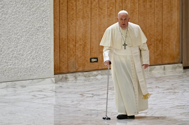«Je vous remercie»: d'une voix très affaiblie, le pape salue les fidèles qui prient pour lui