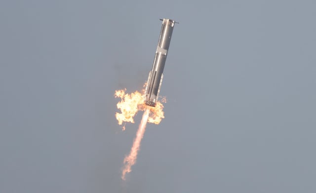 Le booster Super Heavy revient sur sa plateforme de lancement après que le vaisseau spatial Starship de SpaceX a continué vers l’espace après son lancement lors de son huitième test à Boca Chica, à Brownsville, au Texas, le 6 mars 2025.