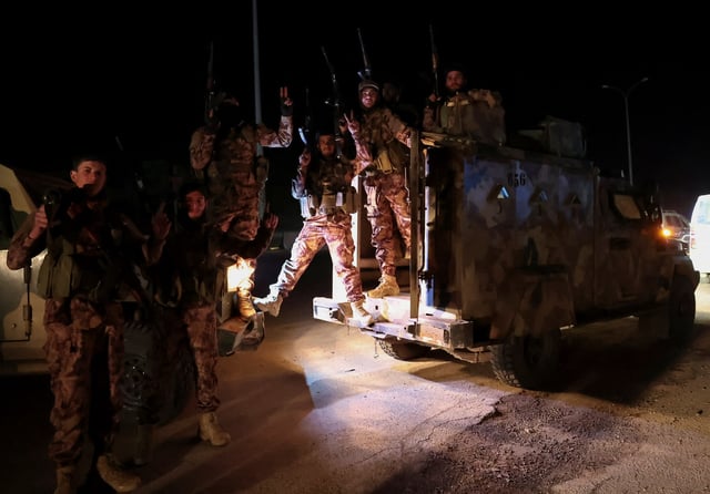 Des soldats des forces syriennes montent à bord de véhicules militaires en direction de Lattaquié, où des affrontements ont eu lieu jeudi avec des combattants liés au leader déchu de la Syrie, Bachar al-Assad.