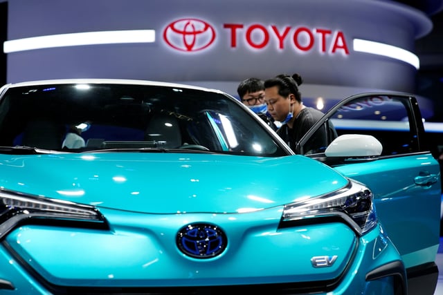 Visitors check a Toyota C-HR electric vehicle (EV) during a media day for the Auto Shanghai show in Shanghai, China April 19, 2021. REUTERS/Aly Song/File Photo