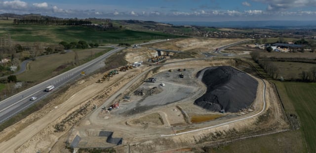 Vue aérienne d'une usine de bitume à proximité d'une section de l'autoroute A69, près de Puylaurens, le 28 février 2025 dans le Tarn