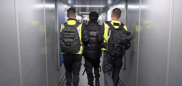 Beamte der Bundespolizei bringen einen Mann auf einen Abschiebeflug nach Pakistan