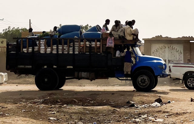 Families flee RSF advances in Sudan's El Gezira state, on Sennar Road in the city of al-Dinder, Sennar state, Sudan, in July 2024.