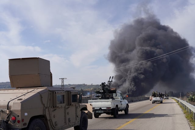 Des soldats des forces syriennes circulent sur une route près de la ville de Lattaquié lors d’affrontements avec des combattants soutenant l’ancien président, Bachar el-Assad, vendredi, en Syrie.