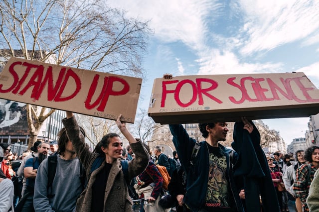Lors de la manifestation Stand up for Science à Paris, le 7 mars 2025.