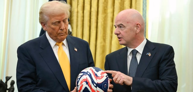 FIFA-Präsident Gianni Infantino (r.) überreicht US-Präsident Donald Trump einen Fußball