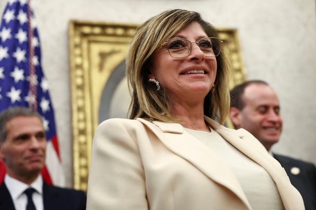 Journalist Maria Bartiromo stands in the Oval Office on the day U.S. President Donald Trump signs executive orders, at the White House in Washington, D.C., U.S. March 6, 2025. REUTERS/Evelyn Hockstein/File Photo
