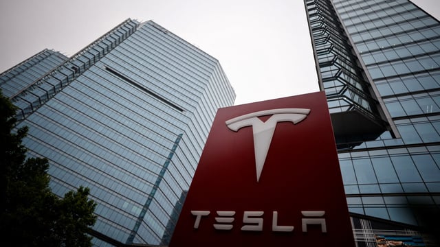 Industry analysts question if Tesla knew about the pause on the rebate program which is impending.