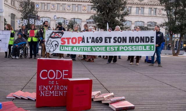 Rassemblement en opposition à l'autoroute A69 sur le parvis de la gare Matabiau de Toulouse, le 27 février 2025.