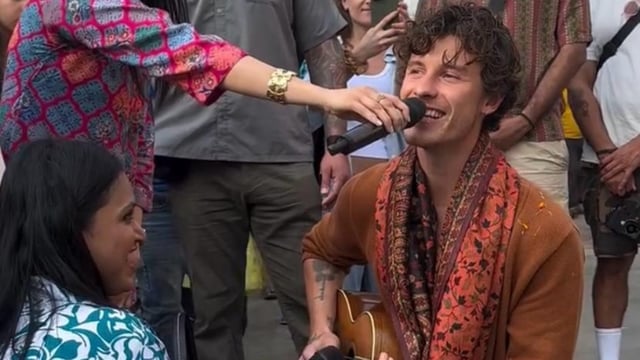 Shawn Mendes singing on the streets of Mumbai.