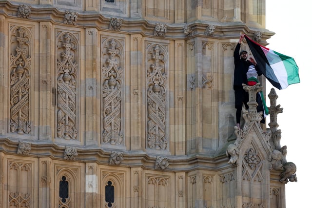 Londres: un homme escalade Big Ben, muni d'un drapeau palestinien