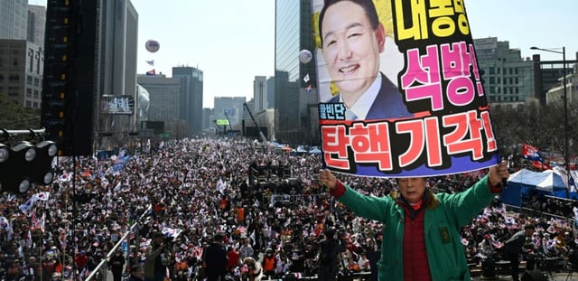 Rassemblement en faveur du président sud-coréen Yoon Suk Yeol à Séoul, le 8 mars 2025, jour où il a quitté le centre de détention où il était incarcéré, après l'annulation par un tribunal de son arrestation. Il fait toujours l'objet d'une enquête sur sa déclaration de la loi martiale