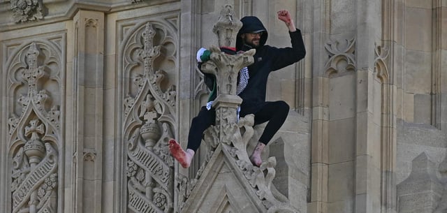 Der Mann saß barfuß auf dem Turm