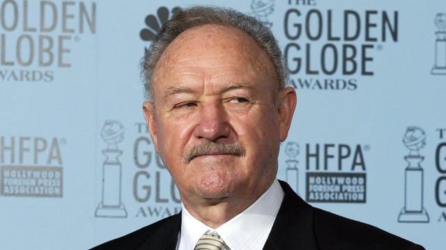 L’acteur américain Gene Hackman tient le Cecile B. DeMille Award lors de la 60e édition des Golden Globe Awards à Beverly Hills, en Californie, le 19 janvier 2003.