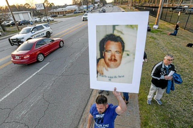 Des manifestants contre la peine de mort ont brandi des portraits de Brad Sigmon à quelques heures de son exécution.
