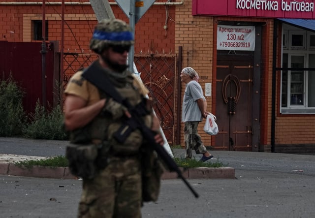 A Ukrainian serviceman patrols an area in the controlled by Ukrainian army town of Sudzha, Kursk region, Russia August 16, 2024. REUTERS/Yan Dobronosov/File Photo