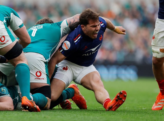 Antoine Dupont a été gravement touché au genou à la 29e minute du choc contre l’Irlande, samedi à Dublin.