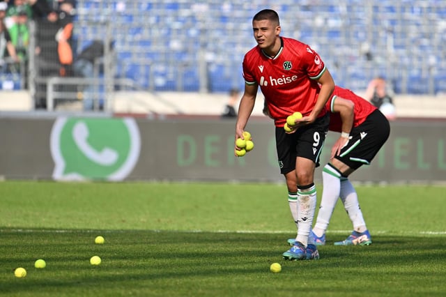 Hannovers Nicolò Tresoldi räumt als Balljunge den Platz auf