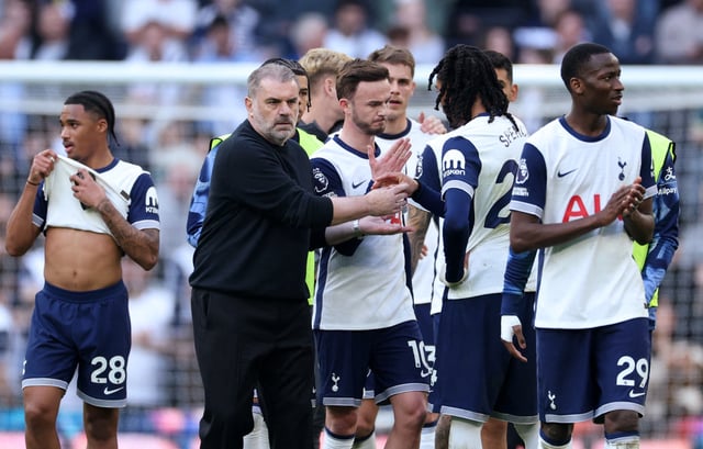 Soccer Football - Premier League - Tottenham Hotspur v AFC Bournemouth - Tottenham Hotspur Stadium, London, Britain - March 9, 2025 Tottenham Hotspur manager Ange Postecoglou with players after the match Action Images via Reuters/John Sibley