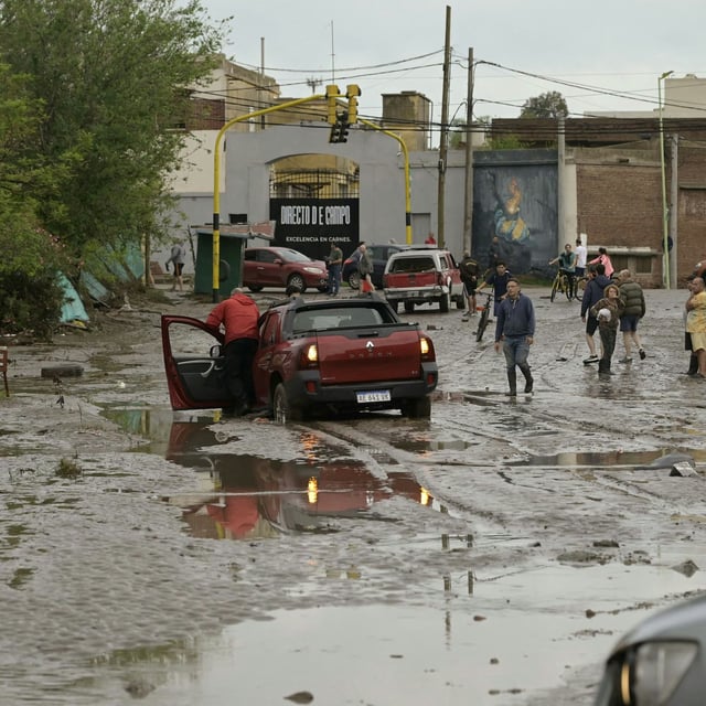 Bei den Überschwemmungen in der argentinischen Stadt Bahía Blanca sind mindestens zwölf Menschen gestorben.