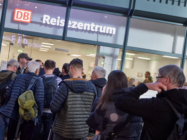 09 March 2025, Hamburg: A queue of people forms in front of the travel center at the main station. All flights at Hamburg Airport are canceled due to a warning strike starting today. Photo: Georg Wendt/dpa (Photo by Georg Wendt/picture alliance via Getty Images)