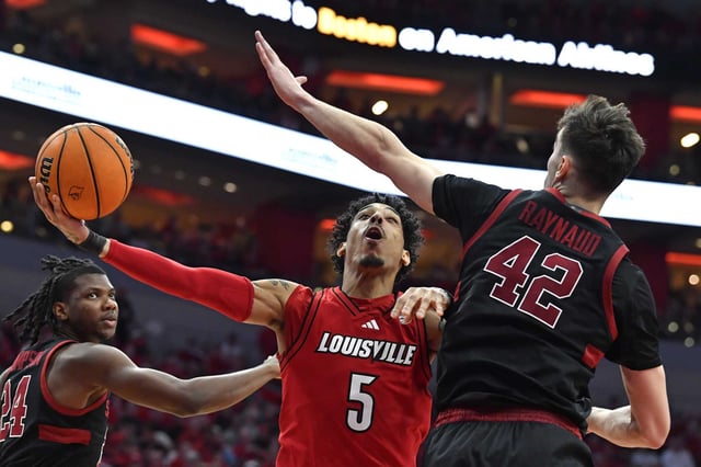 Stanford forward Maxime Reynaud attempts to block the shot of Louisville guard Terrence Edwards Jr. (5) during the second half of Saturday’s game in Louisville, Ky. 