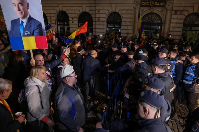 Annulée sur fond de suspicion d’ingérence russe, l’élection présidentielle de novembre 2024 devrait être rejouée en mai 2025. Ci-dessus, les soutiens du candidat Georgescu à Bucarest.