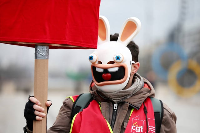 Lors d'une mobilisation de salariés travaillant dans le secteur du jeu vidéo, à Paris le 13 février 2025.